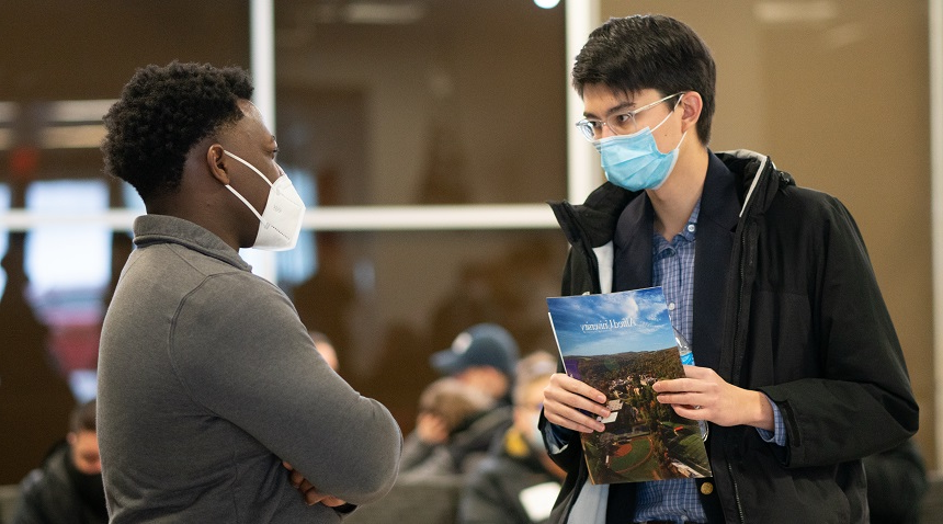 两个学生在参观旅游